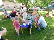 Společné odpoledne rodičů a dětí - natírání popelnic